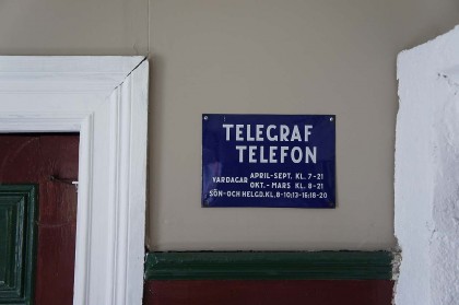 Öppettiderna. Emaljerad skylt i köket. Westbergs.