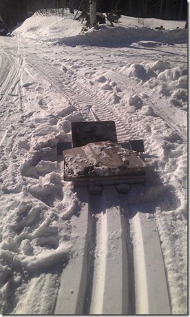 Spårdragare med cementplattor som tyngd.